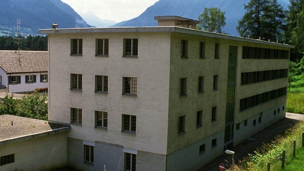 Zwei Gefaengnisaufseher der Buendner Strafanstalt Realta in Cazis sind von der Kantonsregierung wegen Diebstahls von fuenf Landjaegern, Kaese und ein paar Menues fristlos entlassen worden. Die