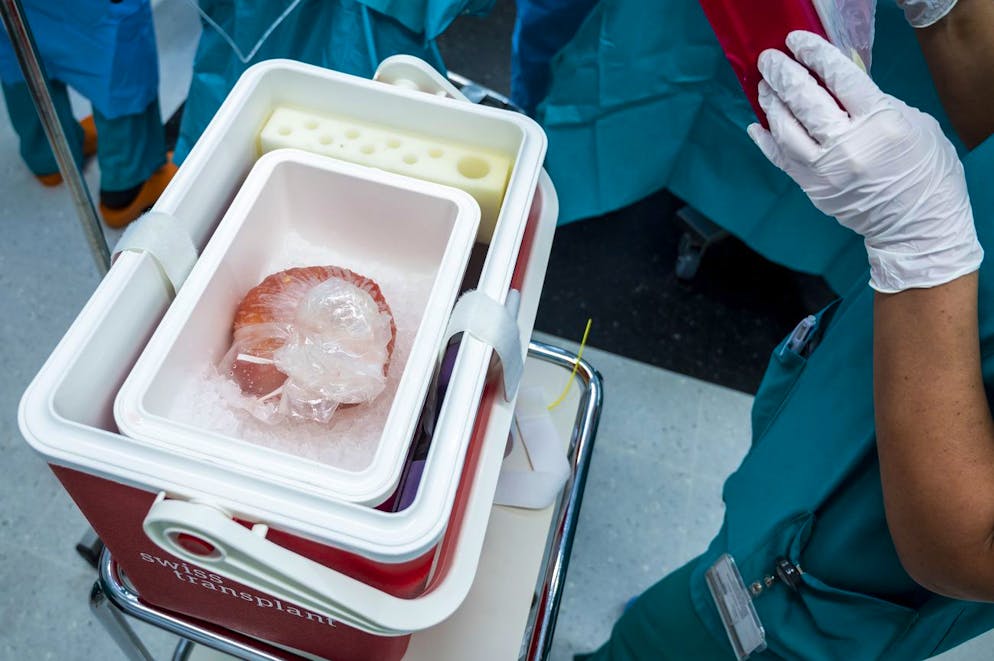 Un rein est transporte dans une glaciere lors d'une transplantation d'organe dans un bloc operatoire du Centre Hospitalier Universitaire Vaudois, CHUV, le mardi 15 septembre 2020 a Lausanne. En suisse une initiative populaire veut introduire le consentement presume pour les donneurs d'organes. (KEYSTONE/Leandre Duggan)