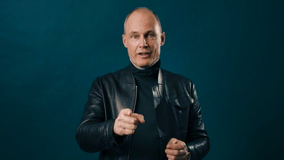 Bertrand Piccard è nato a Losanna e ha studiato psicologia. È stato uno dei pionieri del deltaplano negli anni '70 ed è stato incoronato campione di deltaplano acrobatico nel 1985. Oggi, lo svizzero 63enne, è un sostenitore delle tecnologie pulite ed è stato designato
