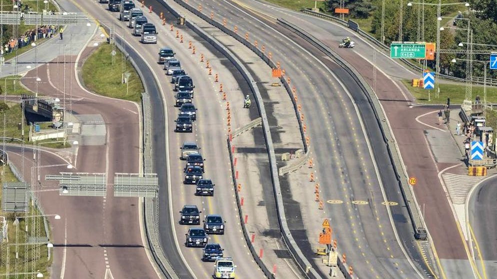 epa03850011 US President Barack Obama's cortege drives from Arlanda Airport to Stockholm City, Sweden, 04 September 2013. While in Stockholm, Obama is due to meet Swedish Prime Minister Fredrik Reinfeldt and attend a working dinner with Nordic leaders. EPA/PONTUS LUNDAHL SWEDEN OUT