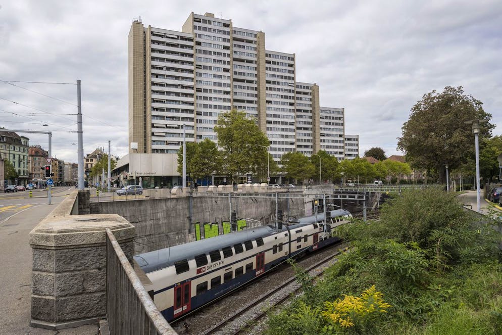 Ein Zug der SBB faehrt vor dem Hochhaus Lochergut durch die Stadt in Richtung Bahnhof Wiedikon, aufgenommen am Montag, 18. September 2017 in Zuerich. (KEYSTONE/Ennio Leanza)