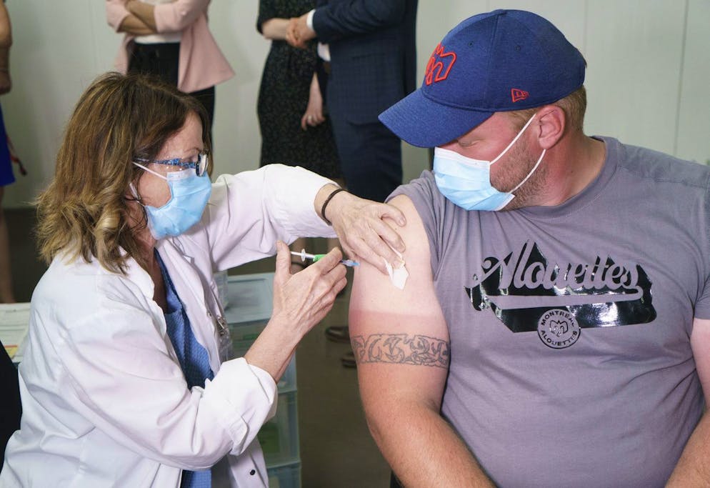 L'entraîneur de la ligne offensive des Alouettes de Montréal, Luc Brodeur-Jourdain, reçoit son premier vaccin contre la COVID-19 à Montréal, le lundi 17 mai 2021. (image d'illustration)