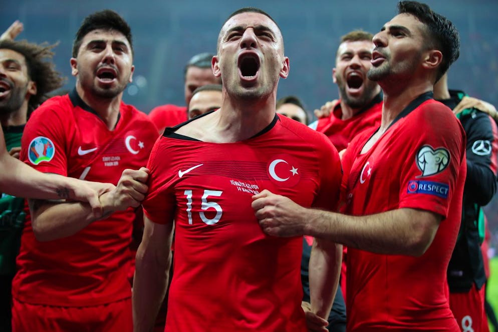 Merih Demiral (al centro) e compagni celebrano la qualificazione a Euro 2020
