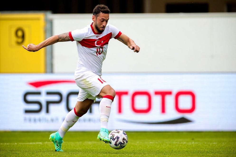 Il numero 10 della Turchia Hakan Calhanoglu che tanto bene ha fatto a Milano nel corso della scorsa stagione