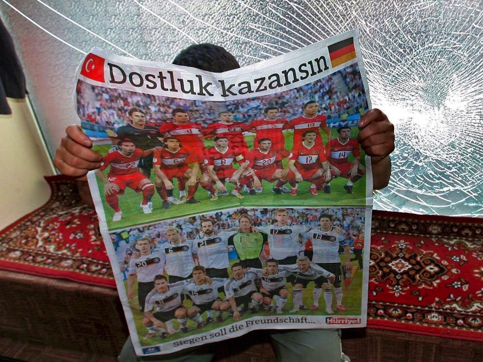 I giornali turchi di Germania celebrarono la straordinaria impresa della nazionale, giunta terza ad Europ 2008.