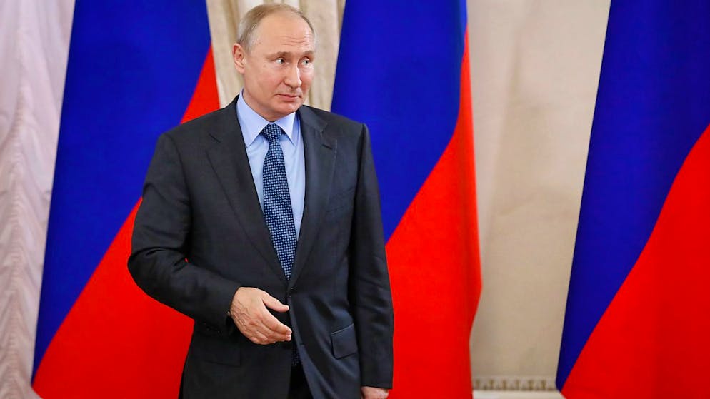 ARCHIV - Wladimir Putin, Präsident von Russland, wartet auf den bulgarischen Präsidenten Radew während des Internationalen Wirtschaftsforums. Foto: Yuri Kochetkov/POOL EPA/AP/dpa