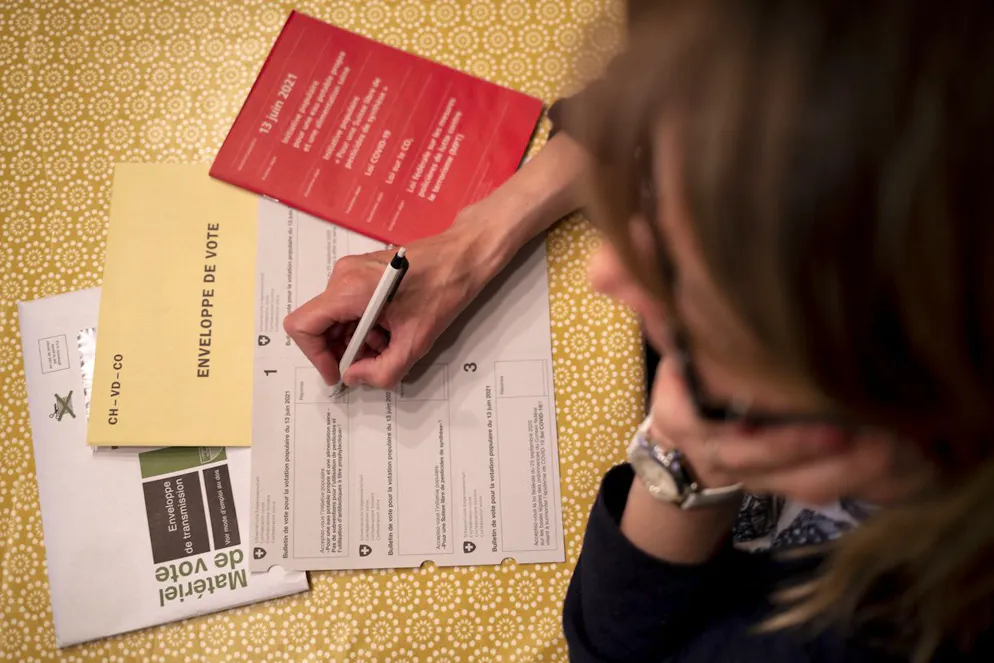 Une analyse graphologique menée par l’Université de Lausanne révèle que 278 bulletins de vote ont été remplis par seulement neuf personnes (image d'illustration).