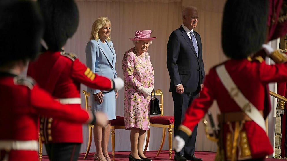 Il presidente degli Stati Uniti Joe Biden con la first lady Jill Biden e la regina Elisabetta osservano il passaggio della guardia d'onore