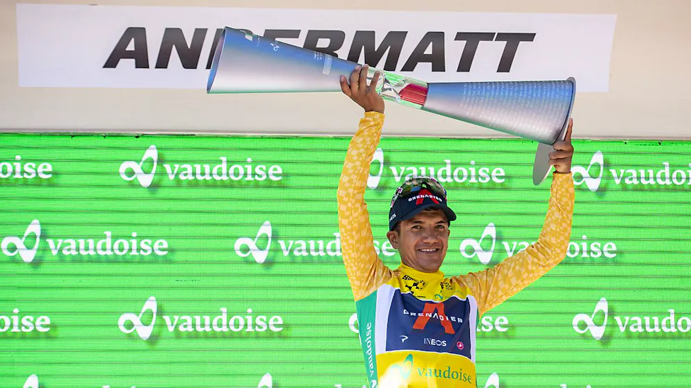 Carapaz Sieger der Tour de Suisse 2021 – Etappensieg für Mäder - Gallery. Richard Carapaz stemmt in Andermatt den schweren Siegerpokal in die Höhe