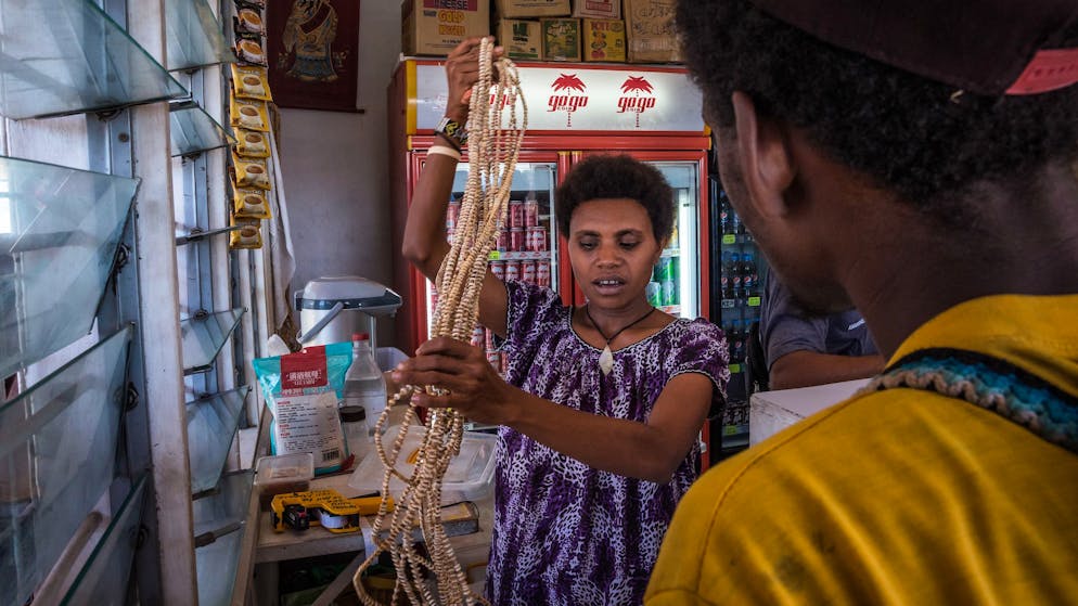 In Rabaul und Kokopo gibt es mittlerweile einige privat geführte Wechselstuben wo Tabu gekauft oder verkauft werden kann. Die gebräuchlichste Einheit von Tabu ist ein Param – die Kette aus ungefähr 250 an einer Pflanzenfaser aufgefädelten Schalen entspricht der Spannweite beider Arme einer erwachsenen Person. Ein Param kostet hier marktübliche 5 Kina / 1.30 CHF zzgl. einer Transaktionsgebühr von 1 Kina je Param.