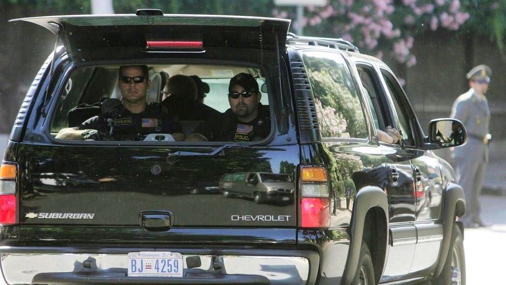 L'auto successiva nel convoglio è di solito l'ID Car, i cui agenti comunicano con le altre agenzie e passano gli avvisi se necessario. In questo caso, è il furgone nero nella foto del 2019 di Washington. Dopo di che, le auto dei giornalisti di solito seguono.