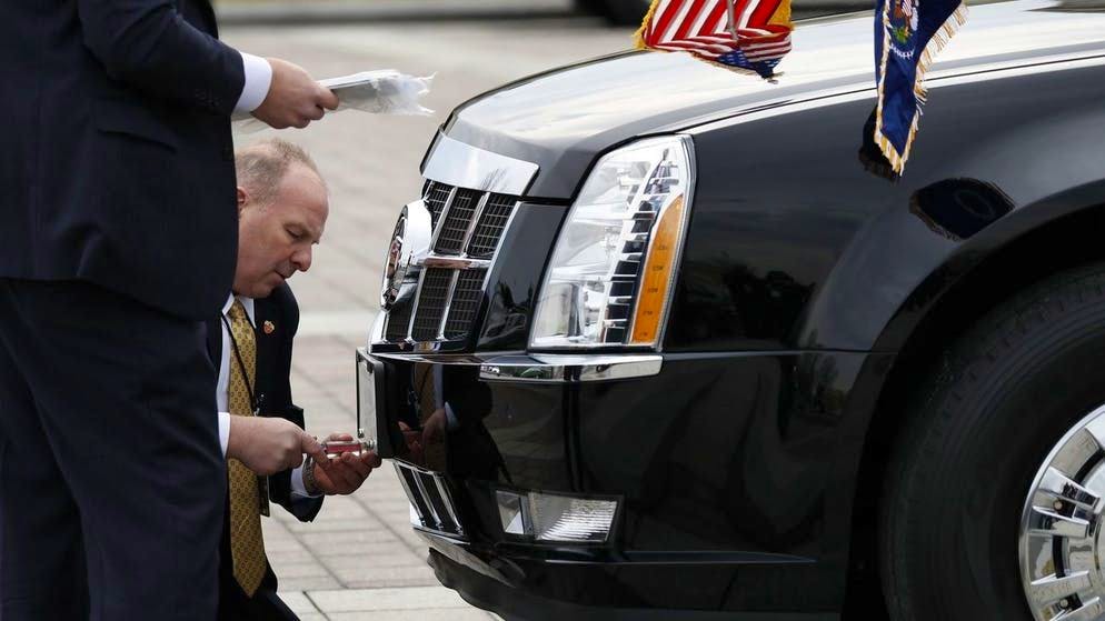 Le auto, che pesano circa nove tonnellate e sono chiamate The Beast, hanno persino le stesse targhe, in modo che nessuno possa segnalare in quale delle due limousine è seduto il presidente. La foto è del gennaio 2017 da Washington.