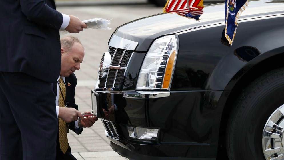 Le auto, che pesano circa nove tonnellate e sono chiamate The Beast, hanno persino le stesse targhe, in modo che nessuno possa segnalare in quale delle due limousine è seduto il presidente. La foto è del gennaio 2017 da Washington.