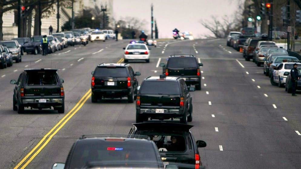 Dietro l'auto della polizia locale c'è il Secure Package. Questo centro del convoglio del presidente funziona come un'unità indipendente ed è istituito dai servizi segreti. Nella foto: Barack Obama in viaggio a Washington nel 2009.