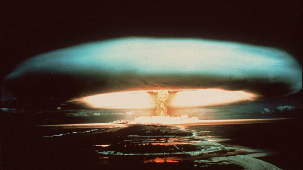 ARCHIV - Nach der Explosion einer französischen Atombombe 1971 schwebt dieser riesige Atompilz über dem Mururoa-Atoll. Foto: -/dpa