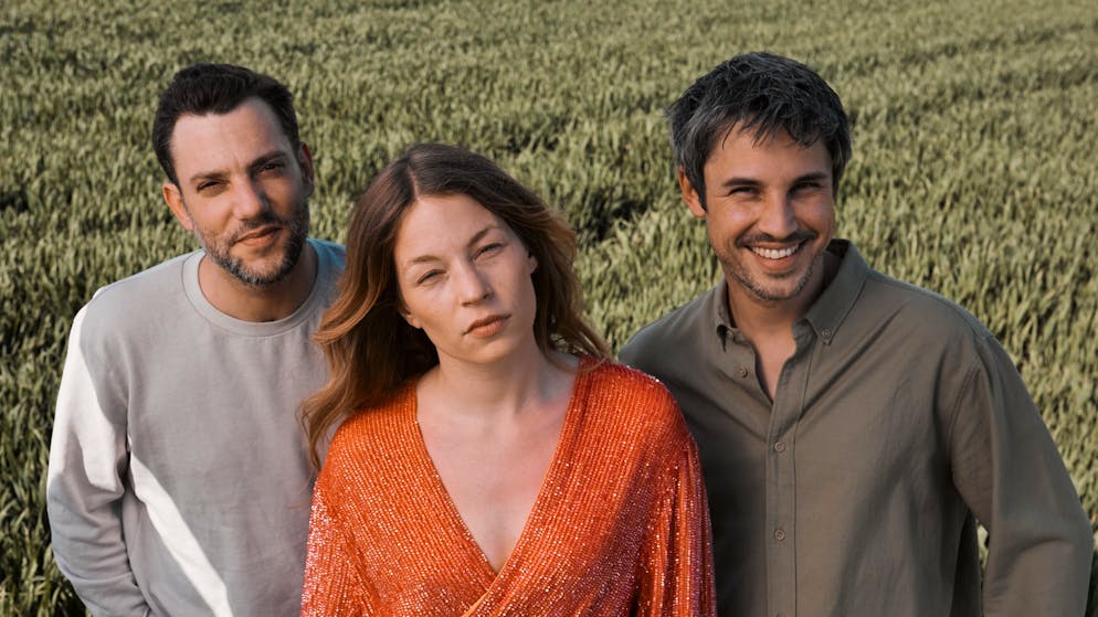 «Es ist wunderbar zusammen etwas zu kreieren. Ich bin froh, dass ich eine Band habe, die ich nicht nur musikalisch schätze»: Anna Rossinelli mit Manuel Meisel (links) und Georg Dillier.