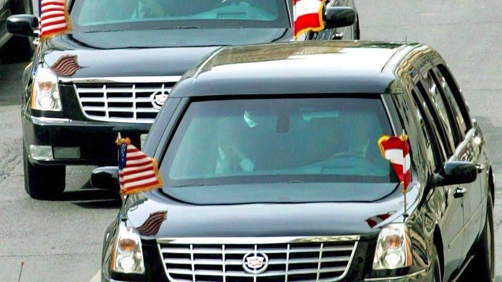 La limousine del presidente è, naturalmente, una di queste - e, come qui durante la visita di George Bush a Vienna nel 2006, in doppio. Le auto sono, ovviamente, blindate, armate e sempre equipaggiate con due lattine del gruppo sanguigno del presidente.