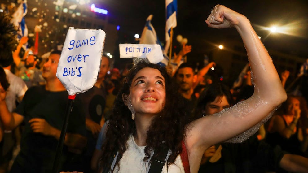 Israelis feiern die Vereidigung der neuen Regierung. Eine knappe Mehrheit der Abgeordneten im israelischen Parlament hat für die neue Regierung gestimmt.