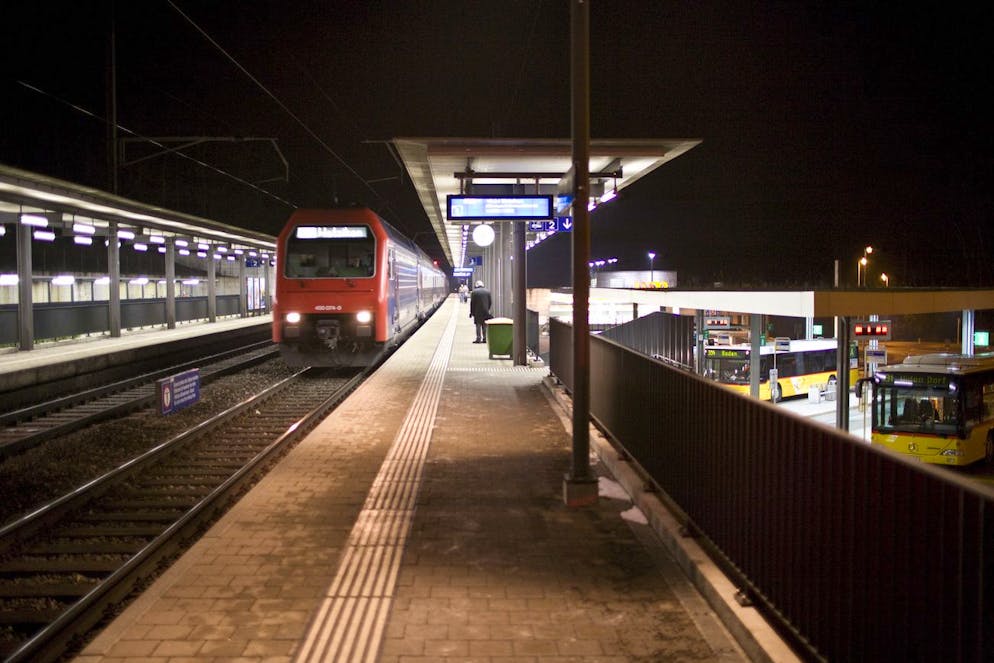 Train station Mellingen Heitersberg on the S3 train line with the bus station, right, in the canton of Aargau, Switzerland, pictured on February 2, 2009. (KEYSTONE/Gaetan Bally)
Bahnhof Mellingen Heitersberg im Kanton Aargau mit dem Busbahnhof, rechts, auf der Strecke der S3, aufgenommen am 2. Februar 2009. (KEYSTONE/Gaetan Bally)