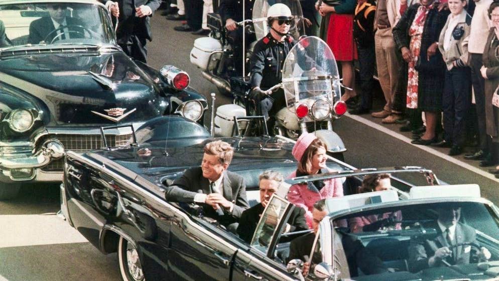 John F. Kennedy il 22 novembre 1963, sulle strade di Dallas, Texas, prima che un assassino spari al democratico: Il presidente degli Stati Uniti è sempre più a rischio quando viaggia. Ecco perché in questi giorni...