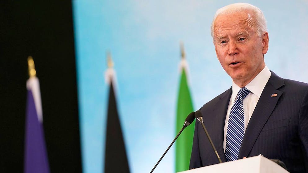 Joe Biden, Präsident der USA, spricht während einer Pressekonferenz nach dem Abschluss des G7-Gipfels am Flughafen in Newquay. Foto: Patrick Semansky/AP/dpa