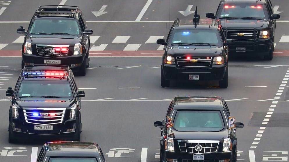 Una macchina di controllo è anche a bordo, mostrata qui nel 2017 in alto a sinistra durante la visita di Donald Trump a Seul. È qui che siedono i membri importanti dello staff, come i consiglieri militari o il medico del presidente, che sono anche parte del Secure Package e devono essere evacuati in caso di emergenza.