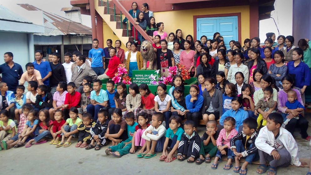 epa02983668 Members of 67-year-old Ziona Chana's family pose for a photograph at their home in Baktawng village in Serchhip district about 70km away from Aizawl city capital of Mizoram state, northeast, India, 28 October 2011. With 39 wives and more than 120 children and grandchildren, all staying together, Ziona Chana's family is the world's biggest, a media report said. They all live in a four storied building with 100 rooms in a mountainous village in Mizoram state, sharing borders with Myanmar. The family consumes around 91 kg (200 pounds) of rice and more than 59 kg (130 pounds) of potatoes a day. They are supported by their own resources and occasional donations from followers. Ziona Chana is still keen to expand his family by marrying a few more women. EPA/STR