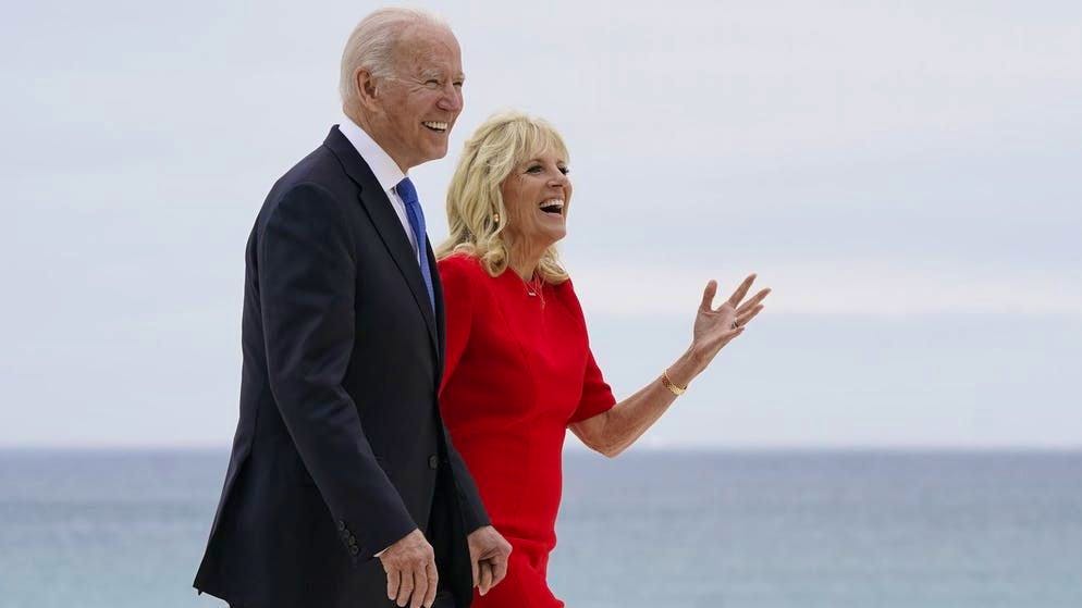 Il presidente degli Stati Uniti Joe Biden - nella foto con la first lady Jill Biden al summit del G-7 in Inghilterra - incontrerà il presidente svizzero Guy Parmelin e il ministro degli esteri Ignazio Cassis prima di incontrare Putin.  