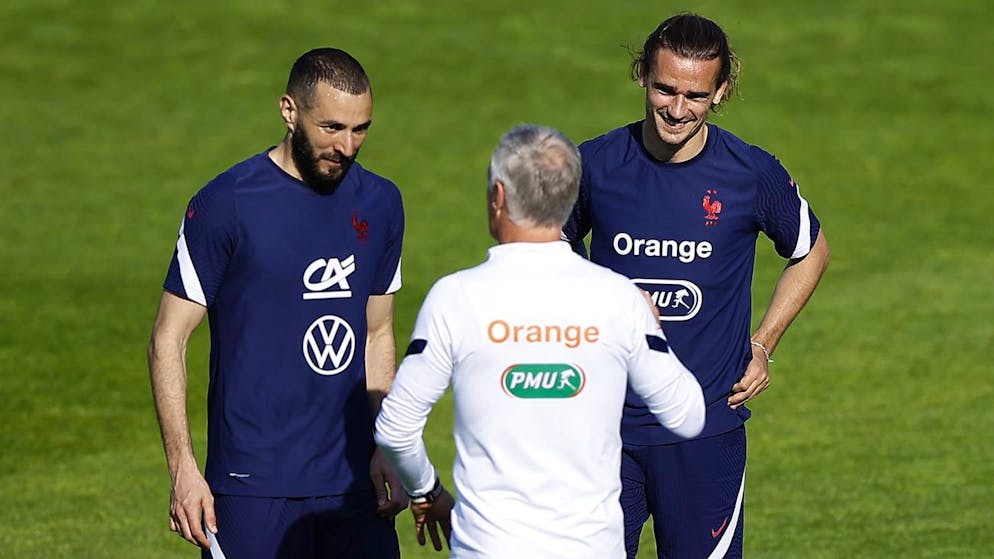 epa09237590 French national soccer team head coach Didier Deschamps (C) gives instructions to Karim Benzema (L) and Antoine Griezmann (R) during their team's training session in Clairefontaine-en-Yvelines, outside Paris, France, 30 May 2021. The French team prepares for the upcoming UEFA EURO 2020 soccer championship. EPA/IAN LANGSDON