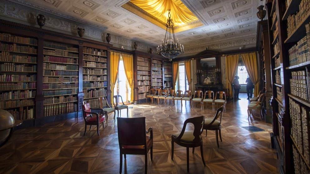 Si sta facendo la storia del mondo qui? L'ambientazione sarebbe almeno adatta. Vista nella Villa La Grange.