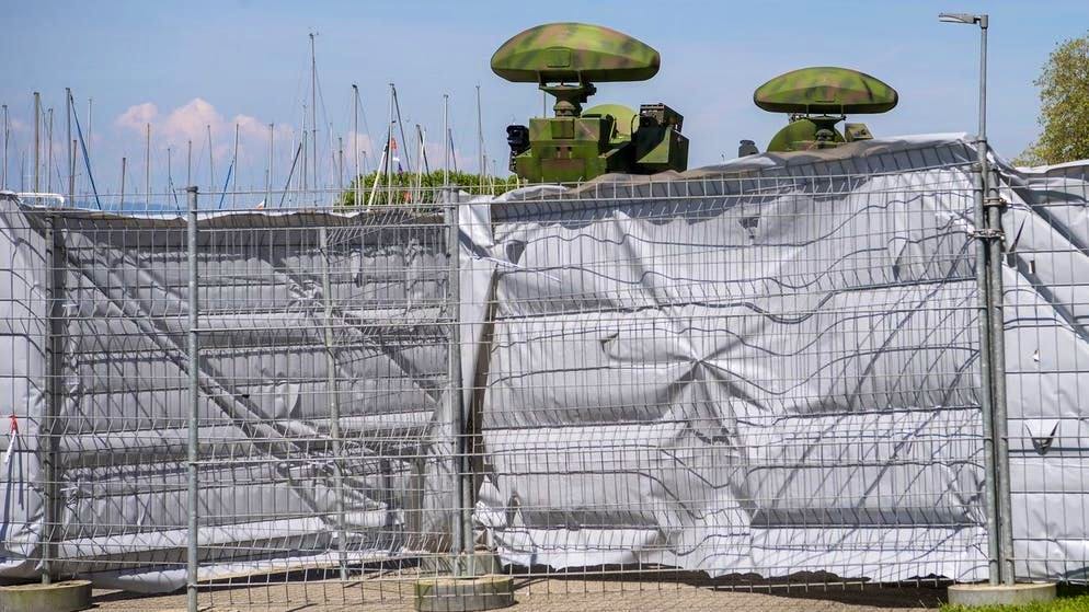 La passeggiata sul lago di Ginevra, con, sullo sfondo, il famoso Jet d'eau, diventa anche una zona di alta sicurezza.