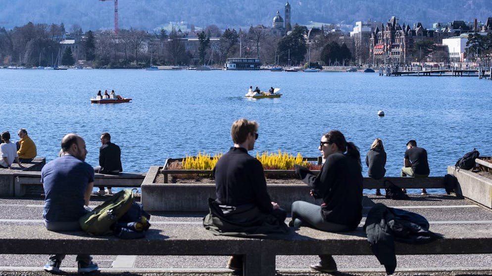 Menschen geniessen das Wetter am Zuerichsee, aufgenommen am Sonntag, 15. Maerz 2020 in Zuerich. (KEYSTONE/Ennio Leanza)