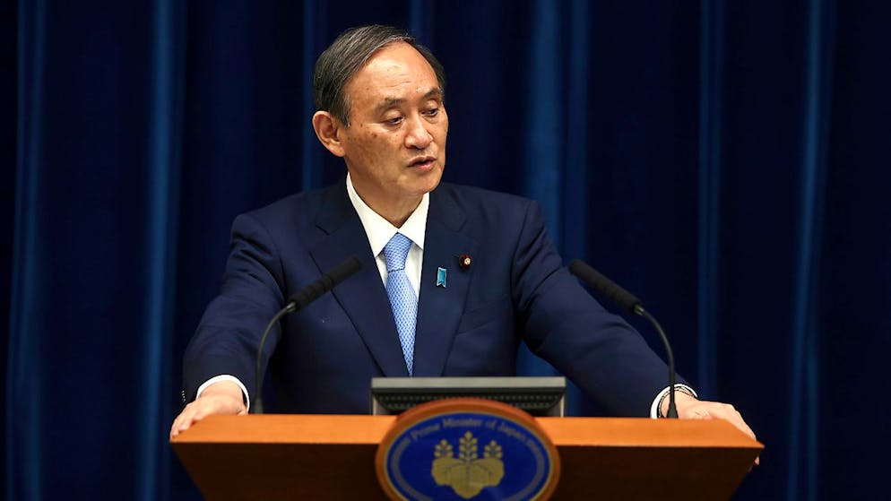 Yoshihide Suga, Premierminister von Japan, spricht während einer Pressekonferenz in seiner offiziellen Residenz. Keine zwei Monate vor den geplanten Olympischen Spielen in Tokio wurde der Corona-Notstand abermals verlängert. Foto: Behrouz Mehri/Agence France Presse POOL/AP/dpa