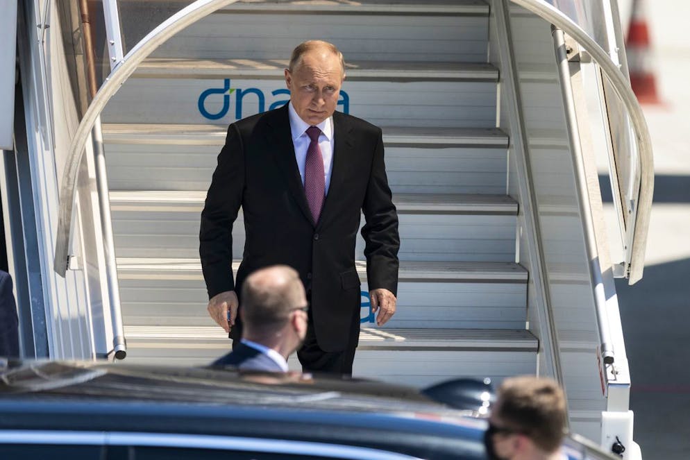 Putin mentre scende dal suo aereo all'aeroporto di Ginevra.
