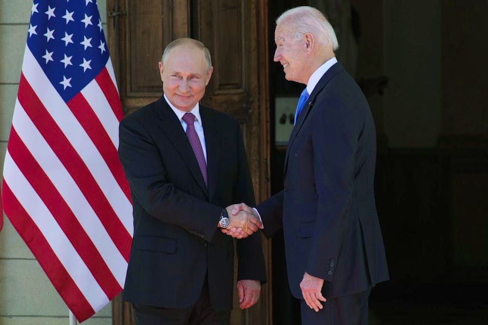 La stretta di mano tra Putin e Biden.