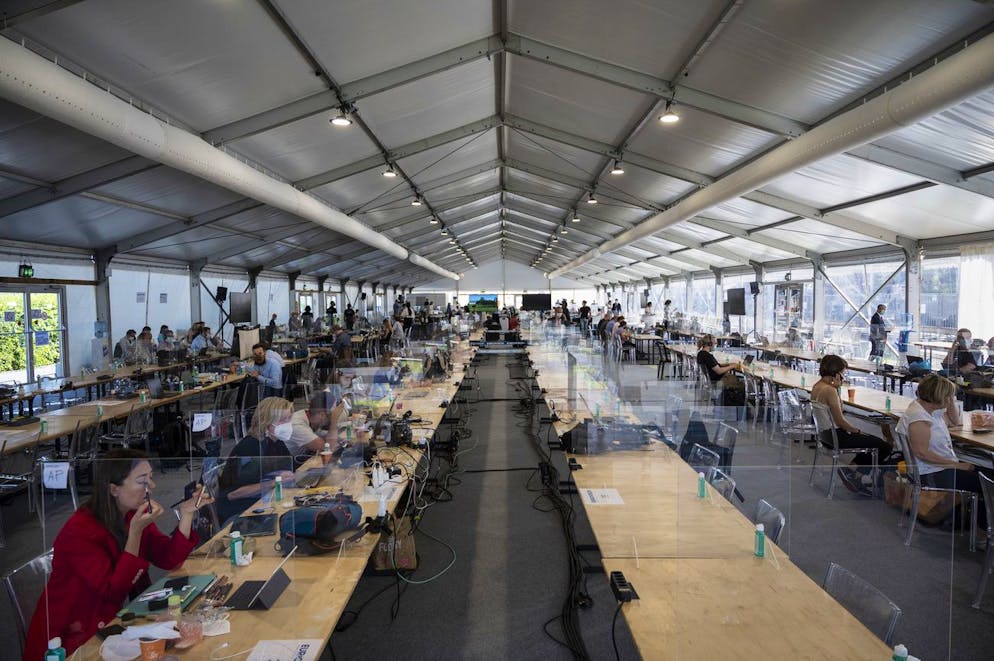 Sala stampa gremita di giornalisti per l'importantissimo vertice odierno
