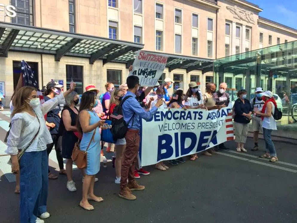 Una ventina di democratici davanti alla stazione di Ginevra avrebbero voluto salutare il loro presidente Joe Biden.