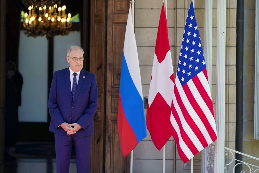 Il presidente della Confederazione Parmelin qui in attesa dell'arrivo di Putin e Biden fuori dalla Villa La Grange