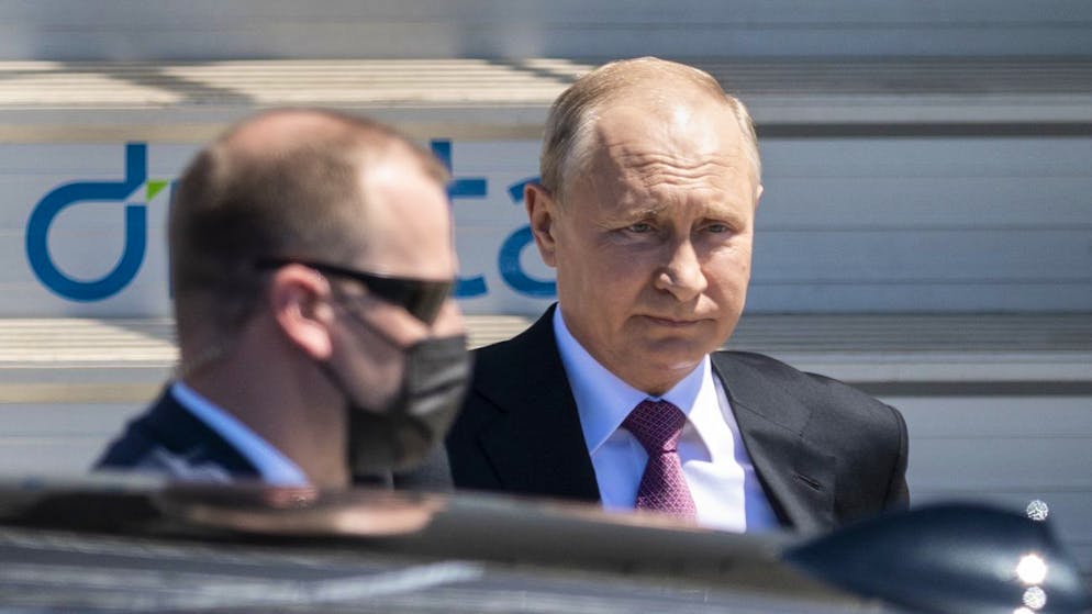 Russian president Vladimir Putin steps down the stairs from his airplane for the US - Russia summit with US President Joe Biden, on Geneva Airport Cointrin, Switzerland, Wednesday, June 16, 2021. (KEYSTONE/POOL/Alessandro della Valle)