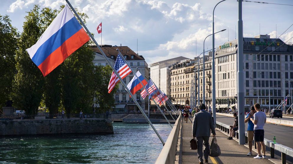 Russische und amerikanische Flaggen wehen an der Mont-Blanc-Brücke in Genf.