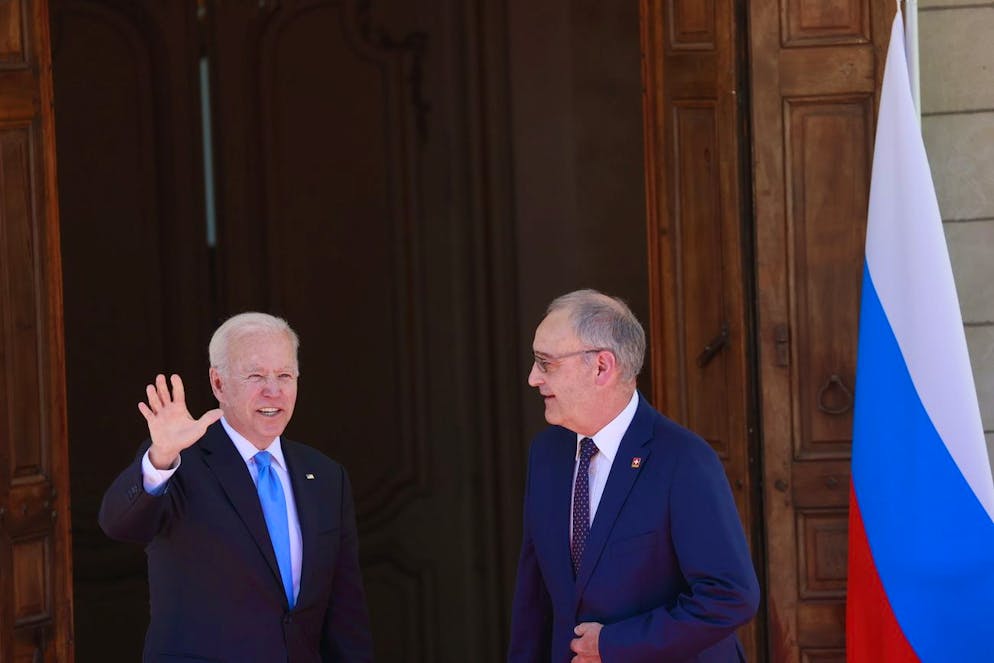 Biden saluta i presenti, dopo essere stato accolto alla Villa da Parmelin, prima di entrare per il vertice.