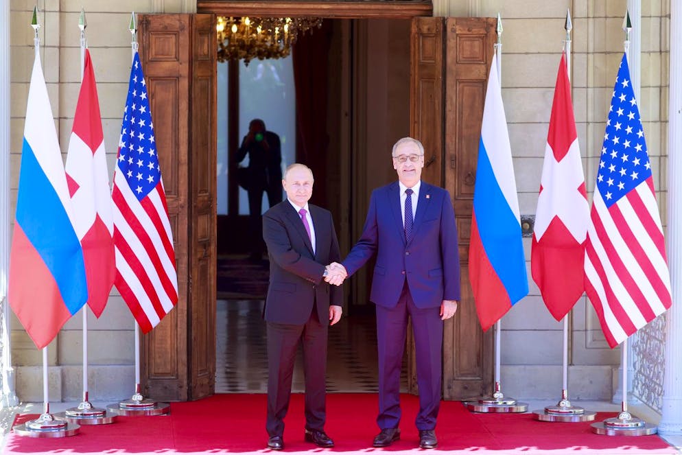 Stretta di mano tra Putin e Parmelin fuori da Villa La Grange prima del vertice