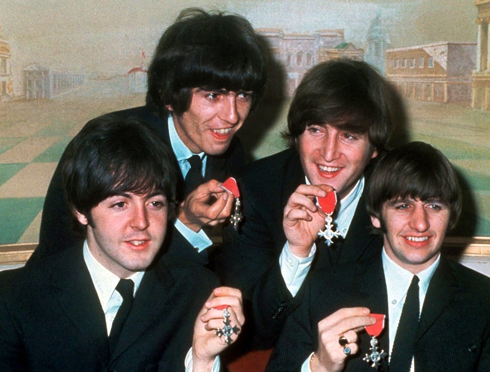 Die vier «Pilzköpfe» der britischen Popgruppe «The Beatles»(l-r): Paul McCartney, George Harrison, John Lennon und Ringo Starr mit den Orden «Member of the Order of the British Empire».
