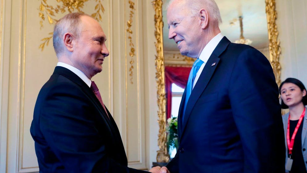 Der russische Präsident Wladimir Putin (l) und US-Präsident Joe Biden schütteln sich bei ihrem Treffen in der «Villa la Grange» die Hand.