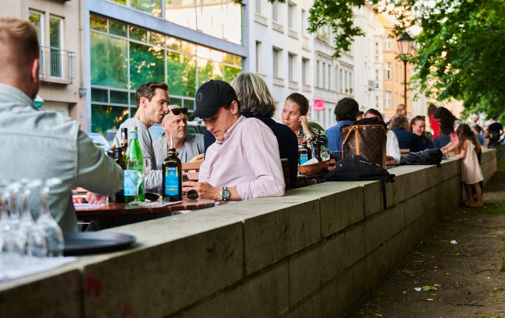 04.06.2021, Berlin: Viele Menschen sitzen draußen im Restaurant