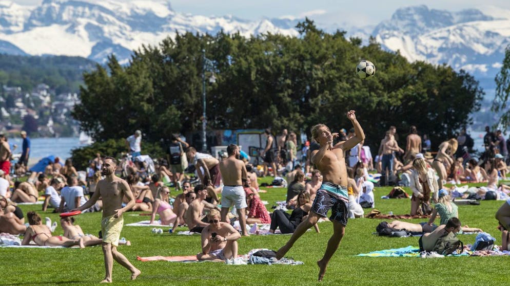 Menschen geniessen das sommerliche Wetter am See in Zuerich, aufgenommen am Sonntag, 9. Mai 2021. (KEYSTONE/Ennio Leanza)