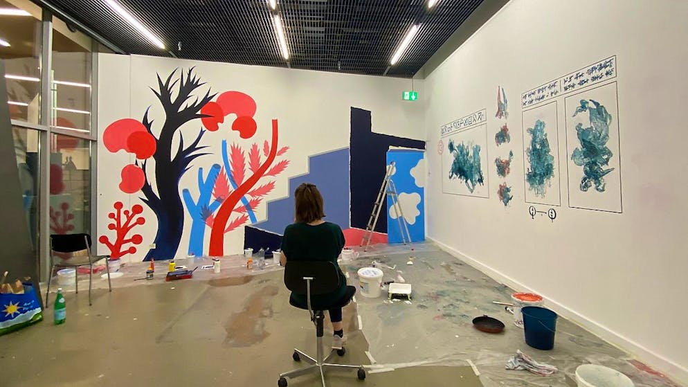 Die Illustratorin Malin Widén arbeitet an ihrem Bild "Where to go?".