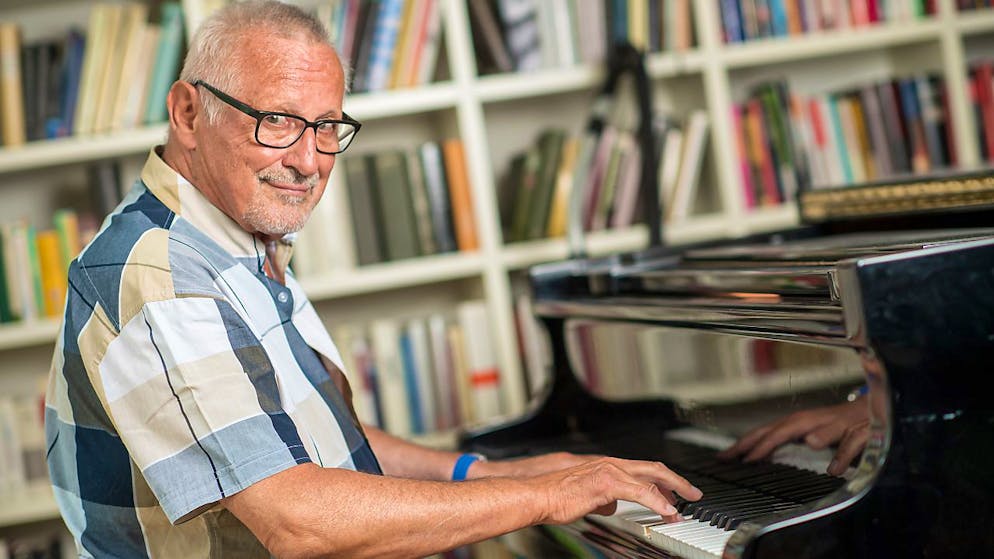 Der Liedermacher Konstantin Wecker räumt eine frühere Beziehung zu einer Schülerin ein.