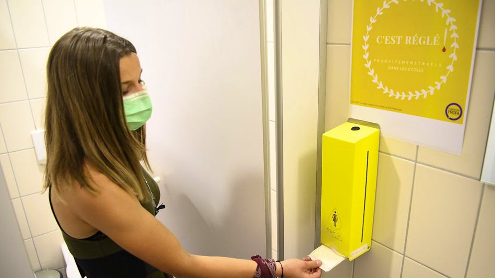 Des distributeurs de serviettes hygiéniques à l'école vaudoise - Gallery. Les élèves peuvent se servir gratuitement de serviettes hygiéniques au dsitributeur.