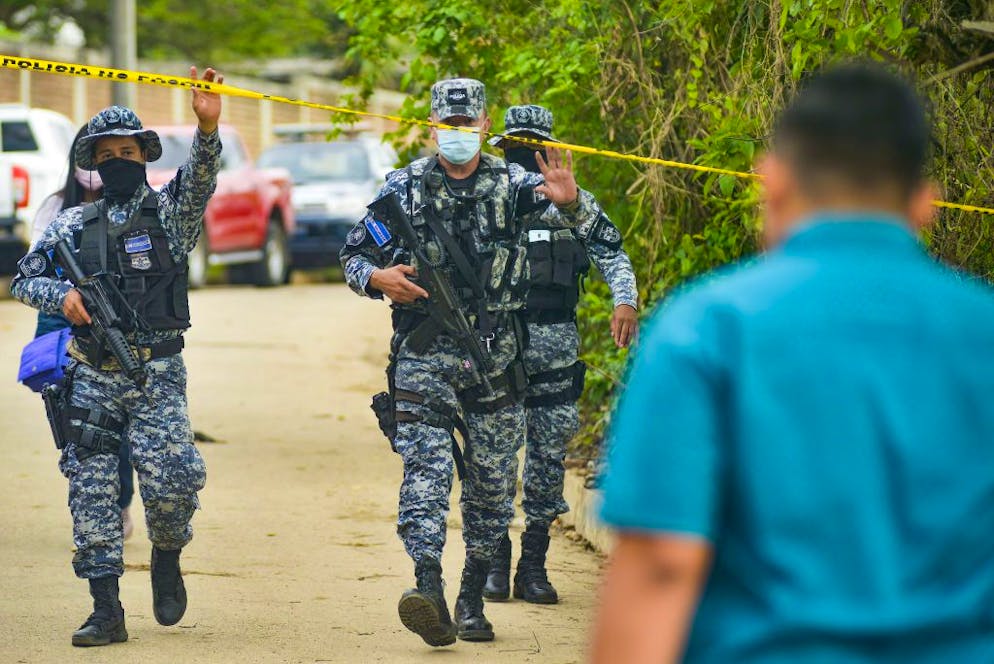 CHALCHUAPA, SANTA ANA, EL SALVADOR - 2021/05/08: Armed police officers seen at a crime scene.
Quadruple homicides have been found by the Salvadoran police and the capture of Hugo Ernesto Osorio Chávez who has allegedly confessed to some 40 murders and sexual violations. (Photo by Camilo Freedman/SOPA Images/LightRocket via Getty Images)